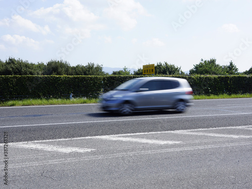 高速道路を走る乗用車