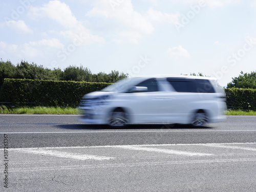 高速道路を走る乗用車 © Paylessimages