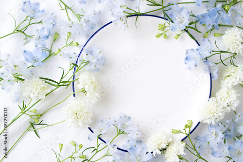 花の招待状 白いお皿の背景素材