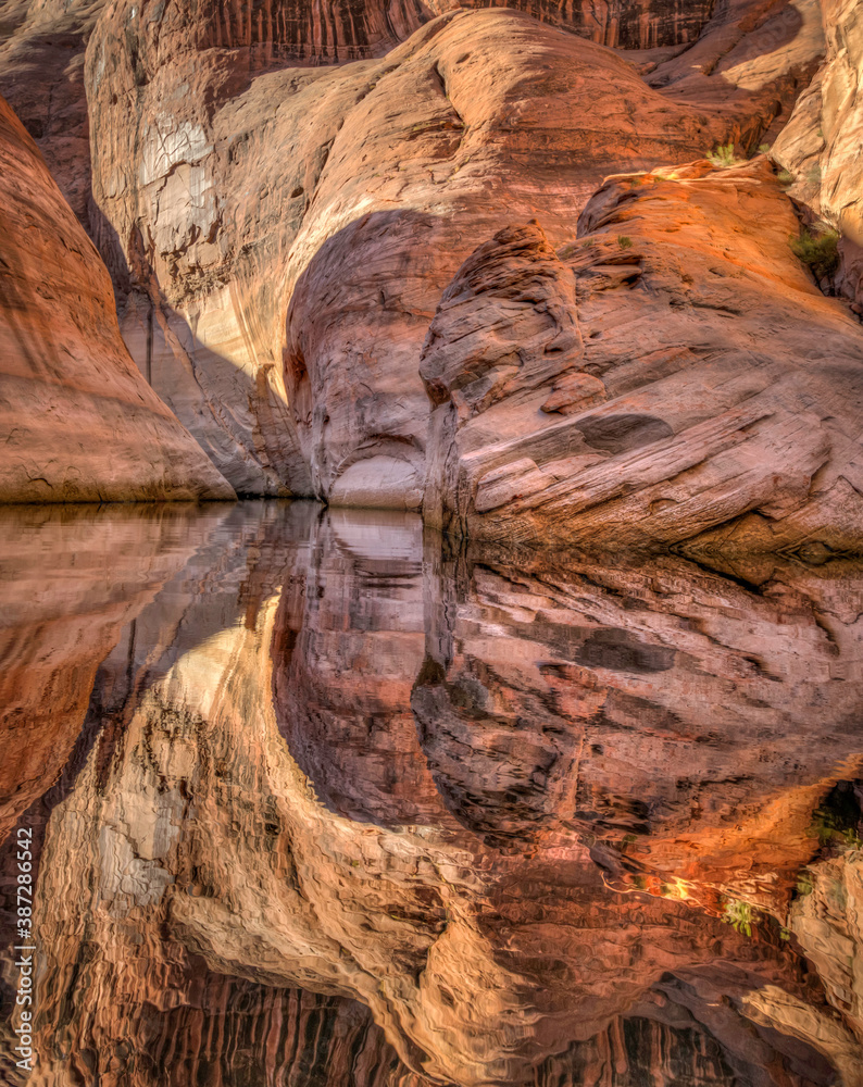 Obraz premium Views from Lake Powell on some sunny September days.