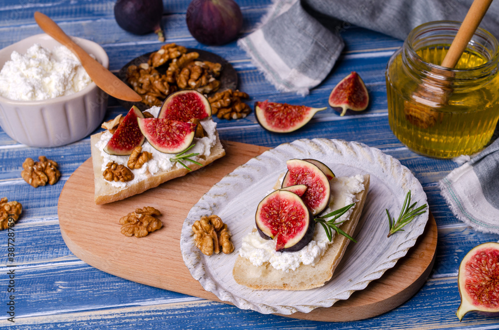 Sandwich with white cream, figs and honey Sandwich with white cream, figs and honey