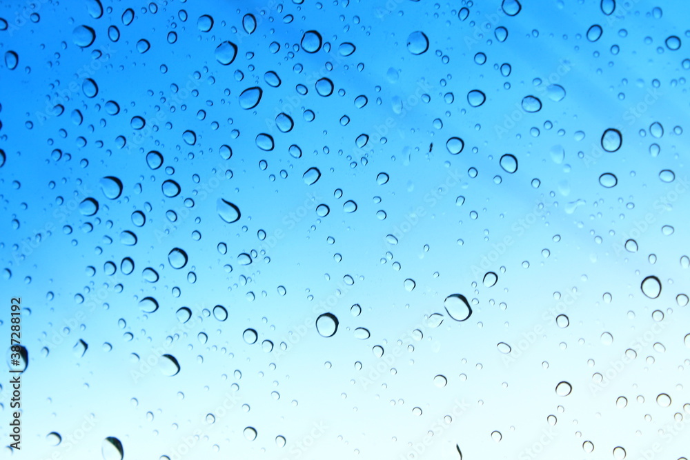 gotas de lluvia en el parabrisas del carro gotas de lluvia en el parabrisas del carro