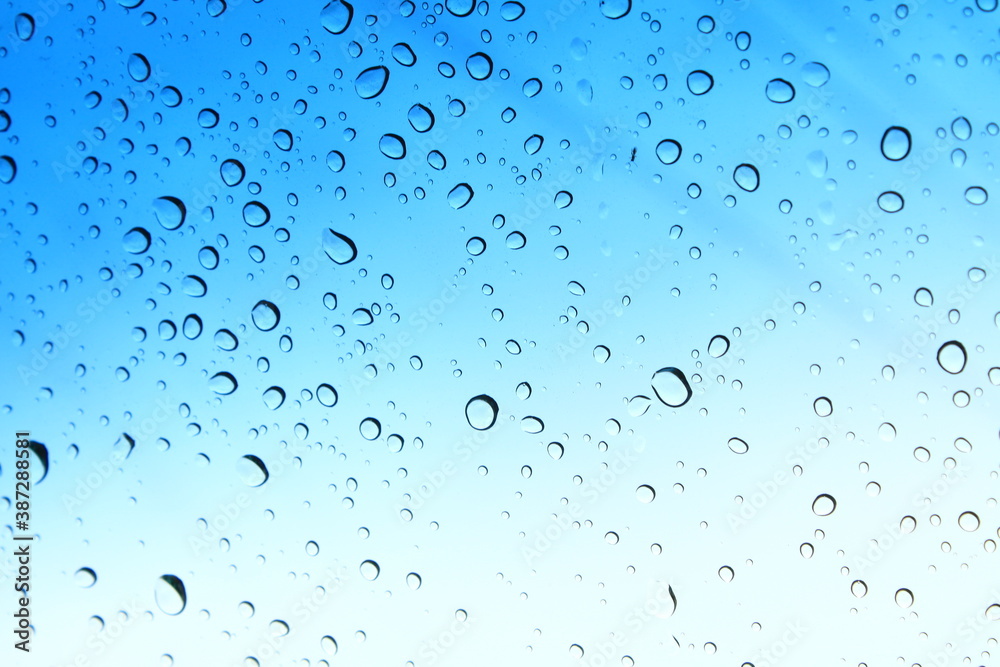 gotas de lluvia en el parabrisas del carro 