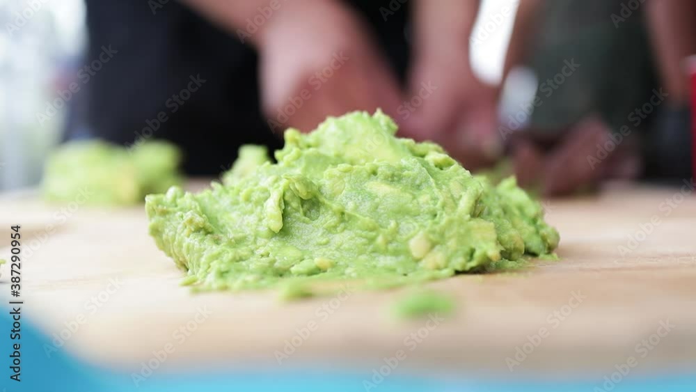 Guacamole sobre mesa
