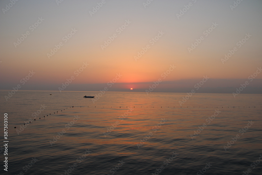 Naklejka premium red sea dawn from the sea in summer