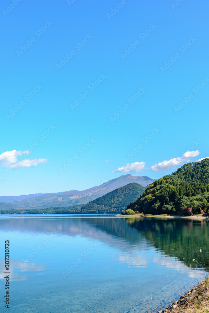 爽やかな秋晴れの田沢湖