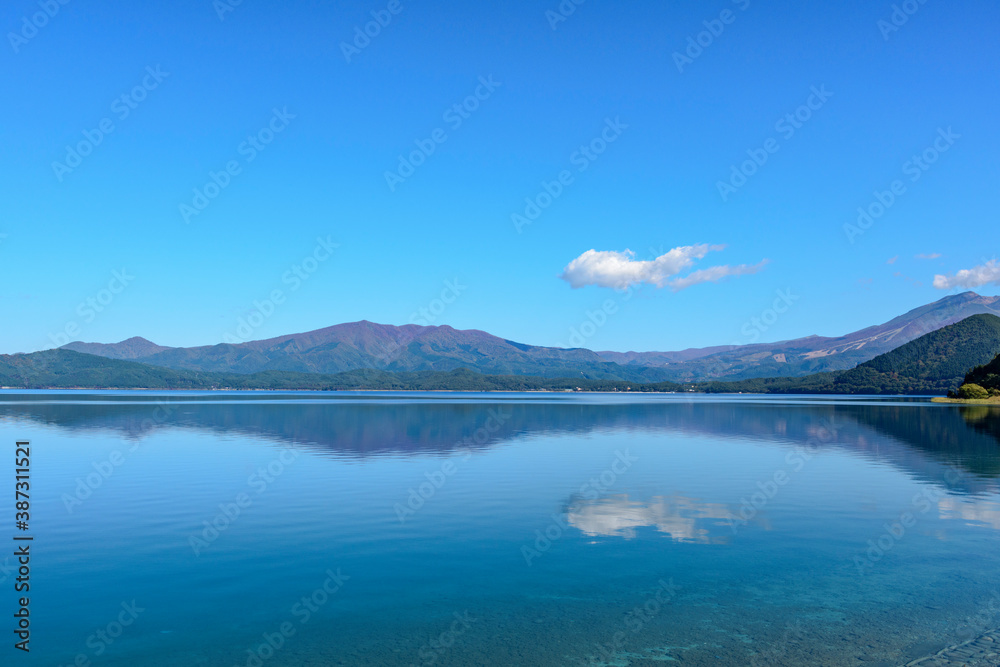 爽やかな秋晴れの田沢湖