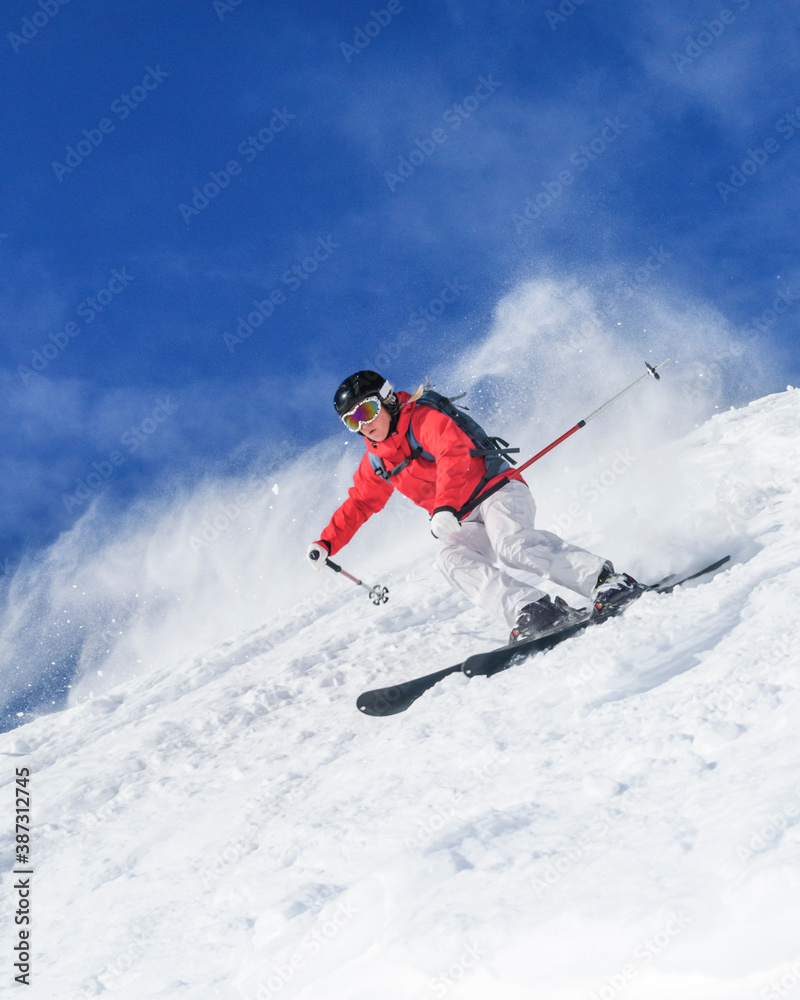 sportliche Skifahrerin professionell unterwegs im freien Gelände