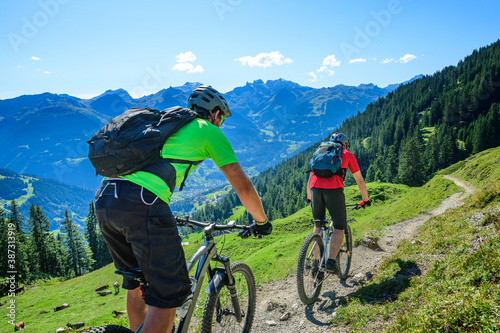 Zwei Mountainbiker im Montafon