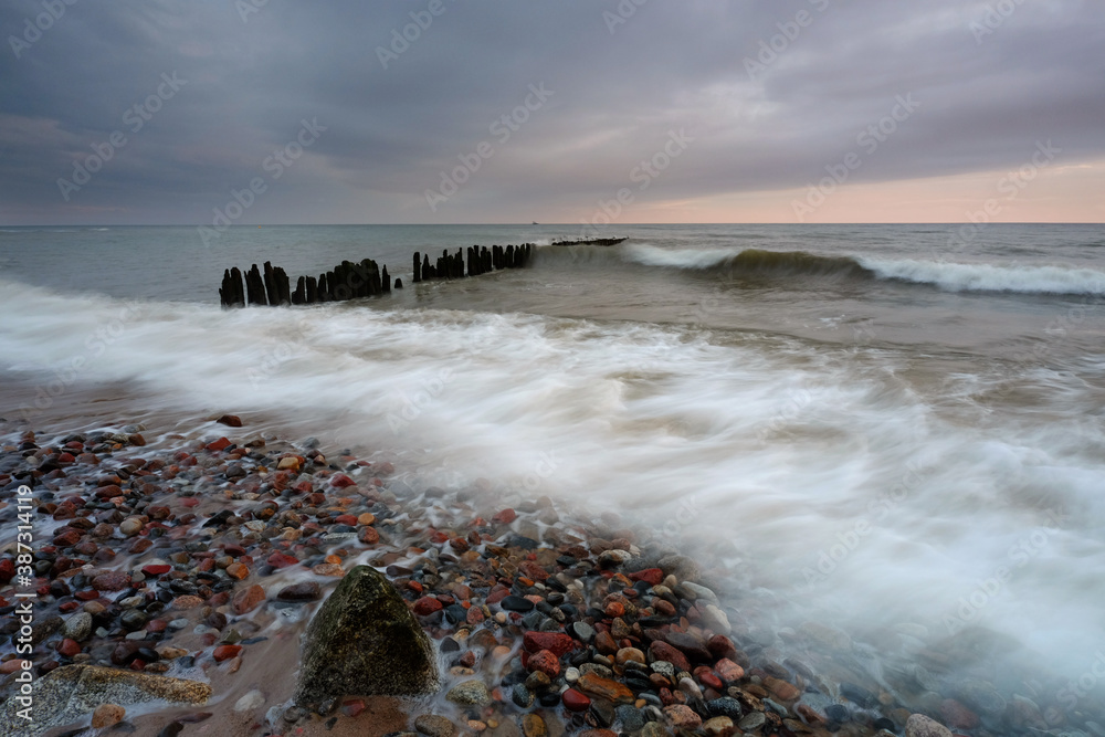 Morze Bałtyckie, kamienisty brzeg, fale morskie, falochron, plaża, Kołobrzeg, Polska.