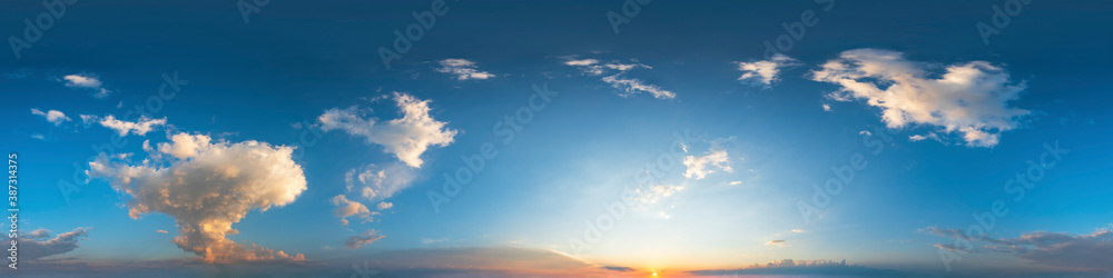 360° Panorama, Abendhimmel, Wolken, ohne Boden, zur Verwendung in 3D-Grafiken, Himmelsersatz für Kompositionen in sphärischen Luft- und Bodenpanoramen als Himmelskuppel
