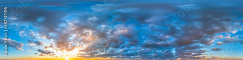 360° Panorama, Abendhimmel, Wolken, ohne Boden, zur Verwendung in 3D-Grafiken, Himmelsersatz für Kompositionen in sphärischen Luft- und Bodenpanoramen als Himmelskuppel 