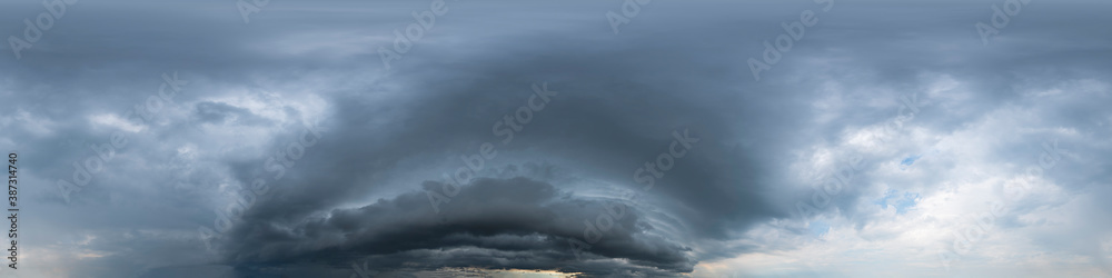 360° Panorama, Himmel, Gewitter, Wolken, Sturm, ohne Boden, zur Verwendung in 3D-Grafiken, Himmelsersatz für Kompositionen in sphärischen Luft- und Bodenpanoramen als Himmelskuppel
