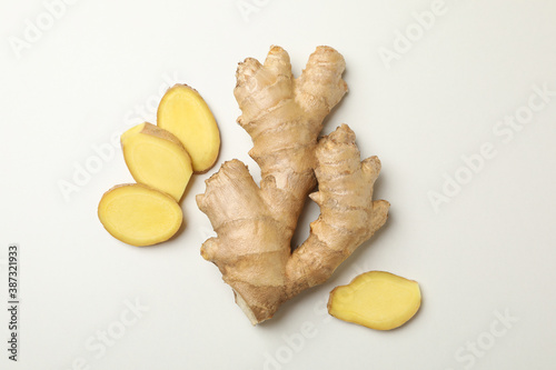 Fotografia Fresh raw ginger and slices on white background