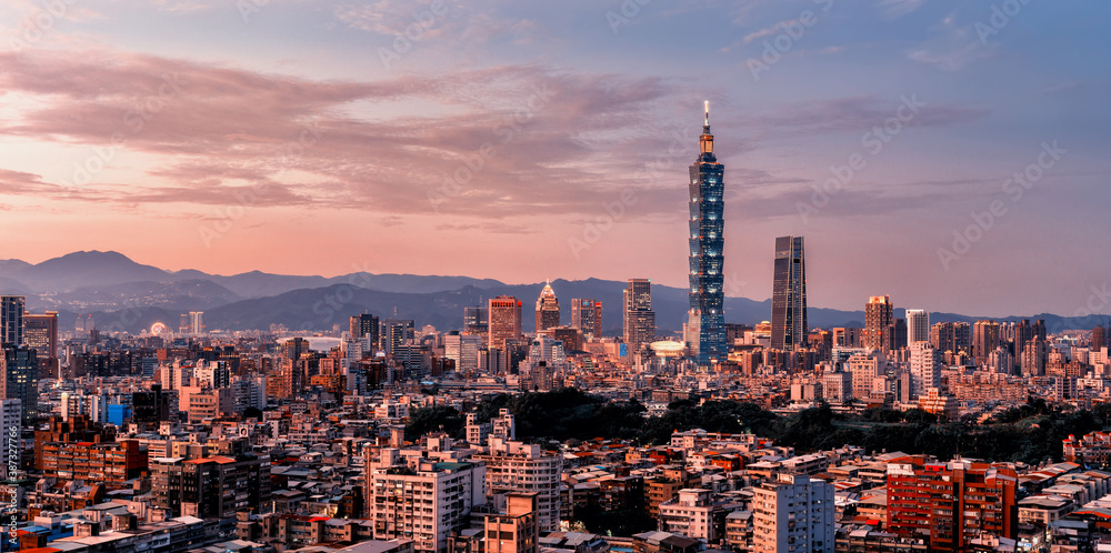 Naklejka premium Sunset of Taipei city from day to night, Taiwan