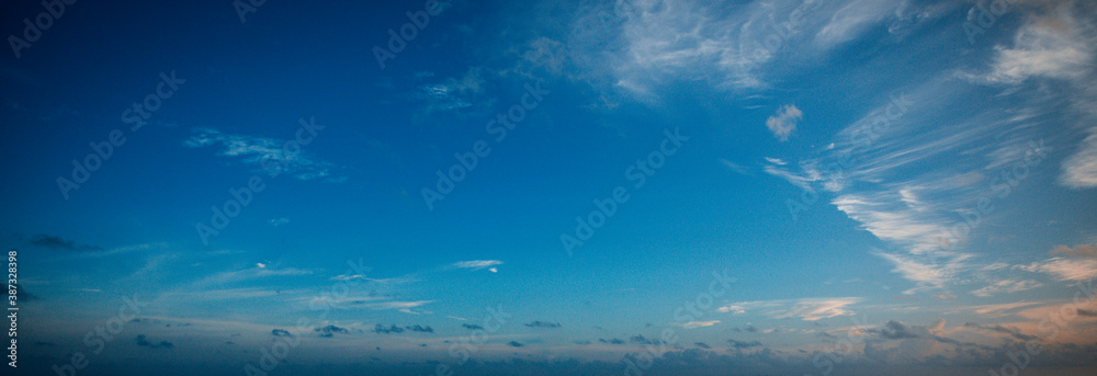 Fototapeta błękitne niebo z chmurami