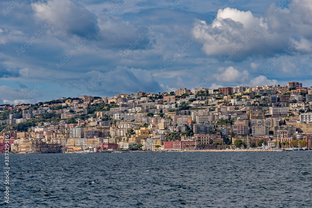 Blick über die Bucht von Neapel in Kampanien in Italien 