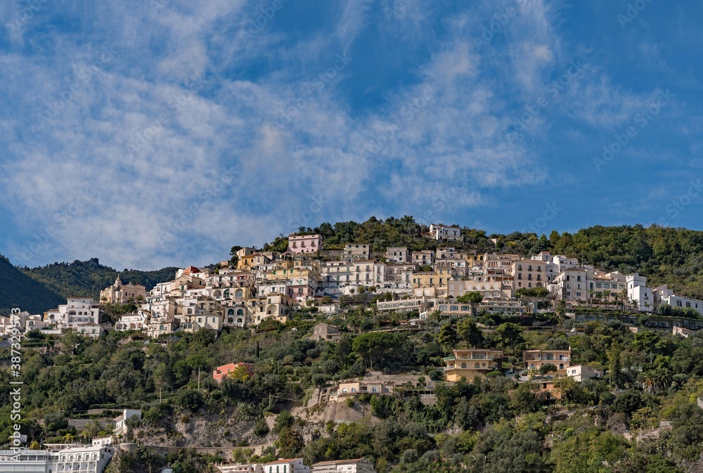 Panorama von Vietri Sul Mare an der Amalfiküste in Kampanien, Italien 