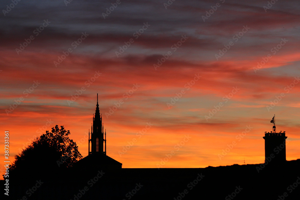 Obraz premium Beautiful sunset over the city