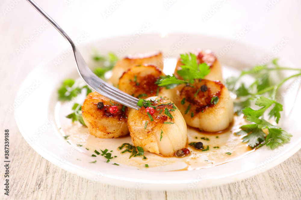 seared scallop with herb in plate