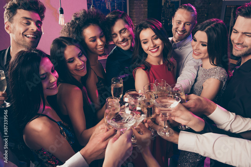 Photo portrait of people clinking glasses celebrating at nightclub