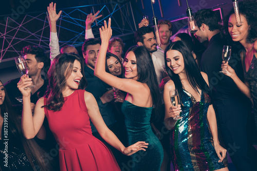 Photo portrait of young people dancing at nightclub drinking champagne