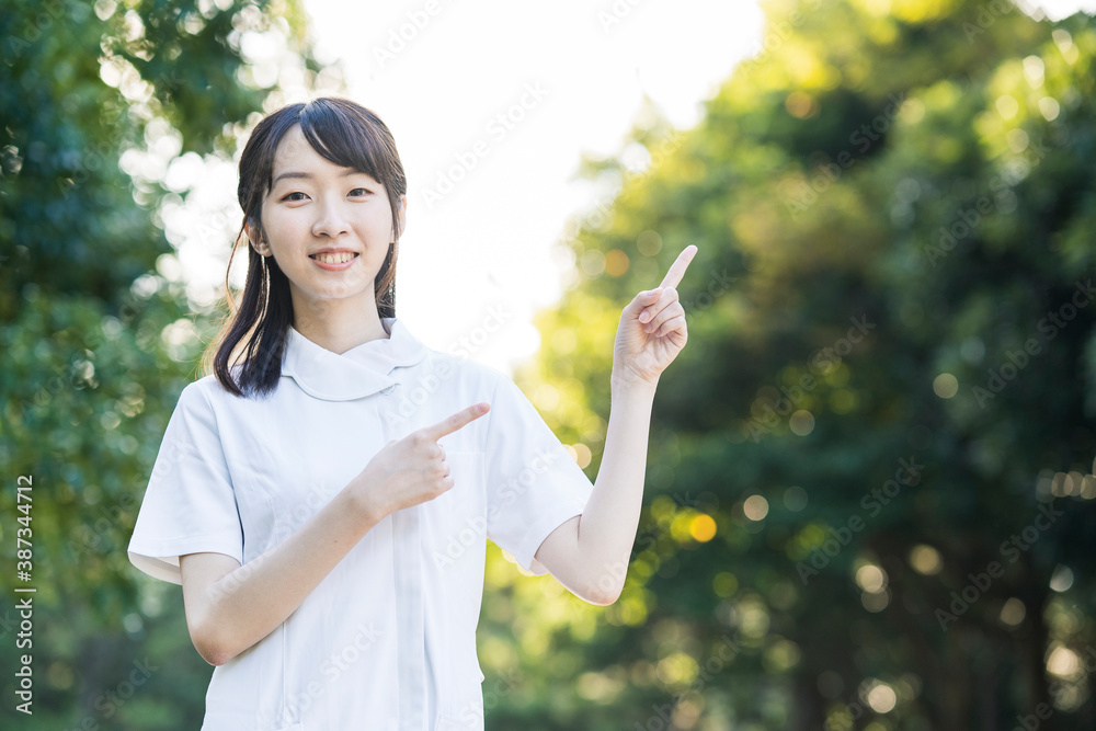 ポーズをする白衣の女性