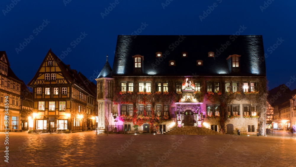 Marktplatz mit Rathaus in Quedlinburg bei Nacht (Deutschland)