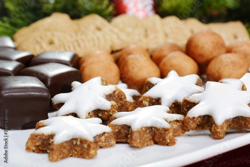 Bunter Teller enthält Zimtsterne, Spekulatius, Dominosteine und Marzipankartoffeln als Süßigkeit zu Weihnachten