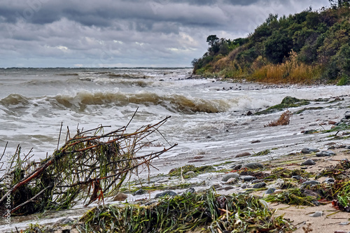 Tableau sur toile Herbstwetter am Steinstrand von Dranske auf der Insel Rügen.