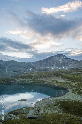 Fototapeta Naklejka Na Ścianę i Meble -  Mountain lake Alla-Askir. The Yeshto valley. Altai, Russia