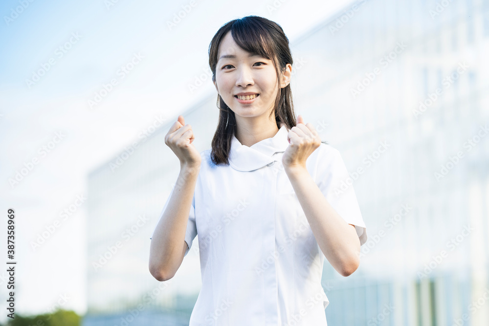 ガッツポーズをする白衣の女性 ガッツポーズをする白衣の女性