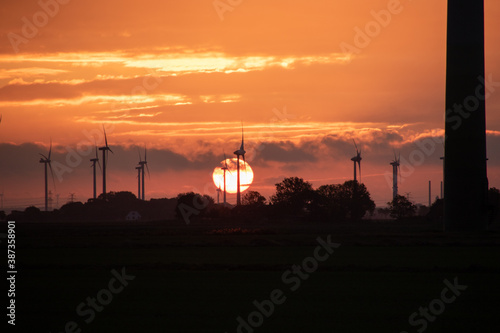 Sonnenaufgang im Windpark 3
