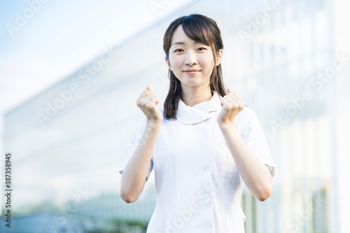 Free Download ガッツポーズをする白衣の女性 - GFXLoad
