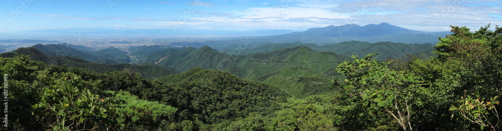群馬県鳴神山から日本百名山「赤城山」を眺める