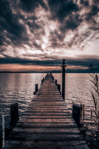 Chiemsee, Bayern, Herbst, Deutschland mit den Alpen im Hintergrund