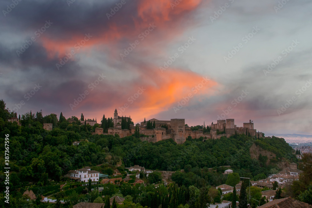 hermoso atardecer en la alhambra de Granada, Andalucía	