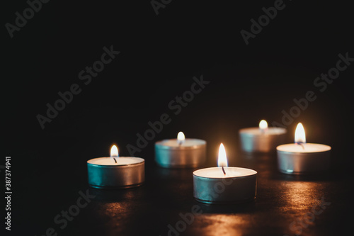 Varias velas encendidas en un fondo negro 