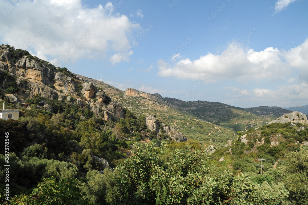 Le rocher de Kastellos à Kalamafka près d'Iérapétra en Crète Le rocher de Kastellos à Kalamafka près d'Iérapétra en Crète