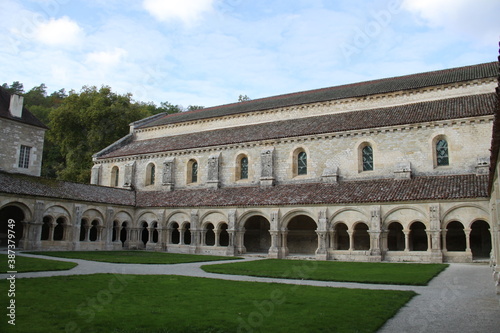 Cloître épuré abbaye cistercienne de Fontenay © Estelle R