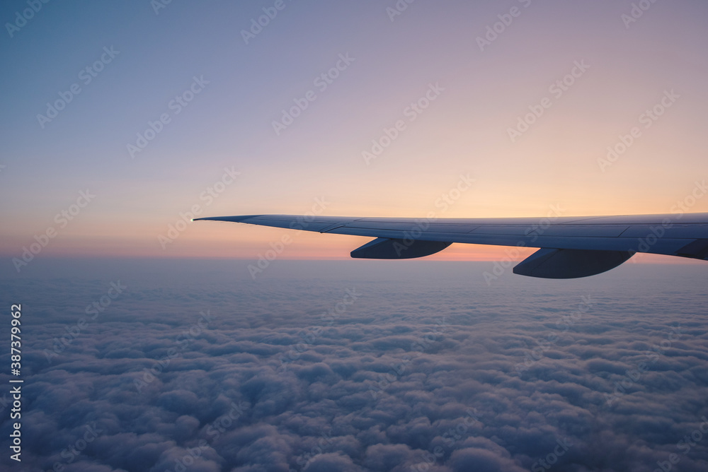 Obraz premium airplane wing in front of a beautiful sunrise
