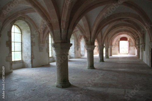 Cloître épuré abbaye cistercienne de Fontenay