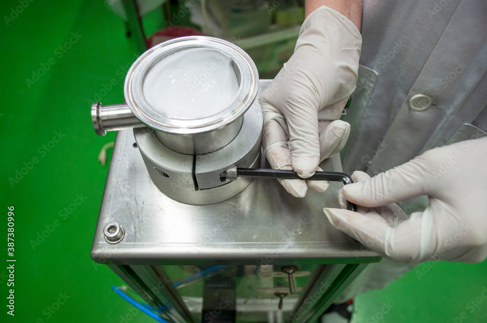 Disassembling the semi-automatic cream filling machine by hand,cream filling machine Disassembling the semi-automatic cream filling machine by hand,cream filling machine