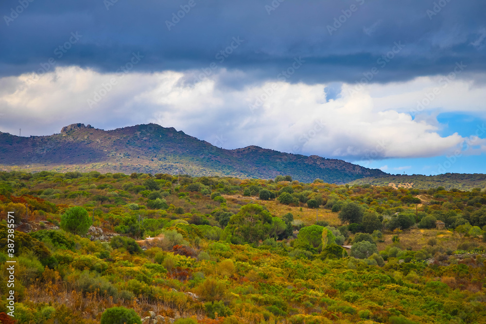 Schöne Berglandschaft in der Wüste des Agriates mit dramatischem Himmel, nähe Saint Florent Korsika