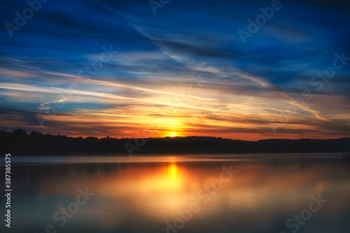 Stimmungsvoller Sonnenaufgang an einem See