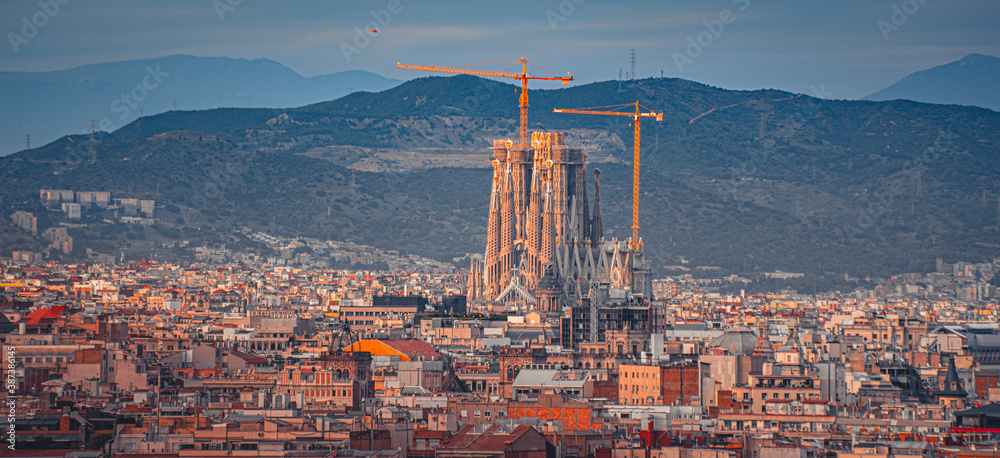 Vista panorámica de la Sagrada Familia y de la ciudad de Barcelona, España 2020