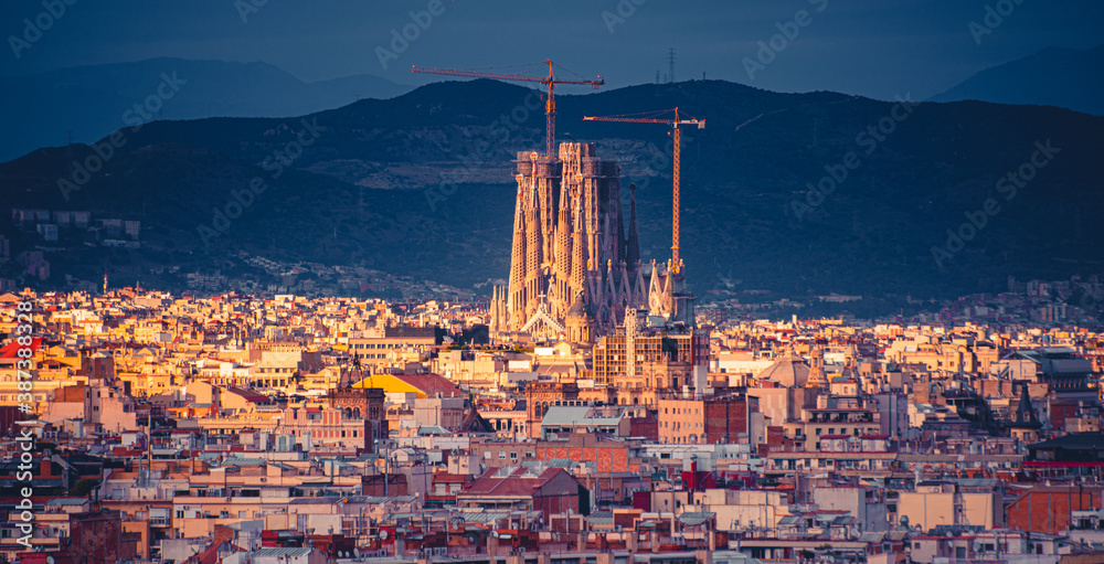 Vista panorámica de la Sagrada Familia y de la ciudad de Barcelona, España 2020