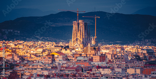 Obraz na płótnie Vista panorámica de la Sagrada Familia y de la ciudad de Barcelona, España 2020 w salonie