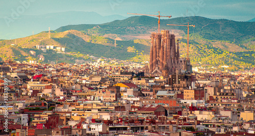 Obraz na płótnie Vista panorámica de la Sagrada Familia y de la ciudad de Barcelona, España 2020 w salonie