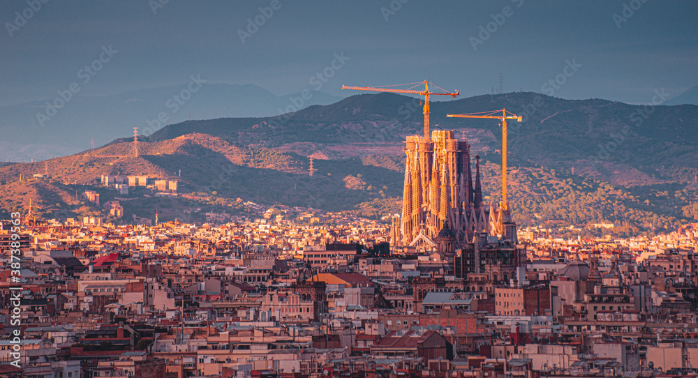 Vista panorámica de la Sagrada Familia y de la ciudad de Barcelona, España 2020